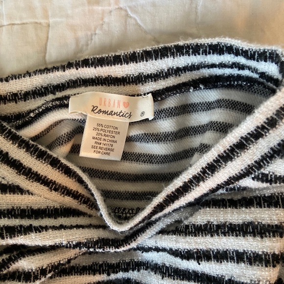 Urban Romantics CropTop - Picture 3 of 3